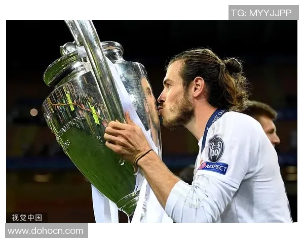 足球明星亲吻奖杯的瞬间展现荣耀与梦想的交融