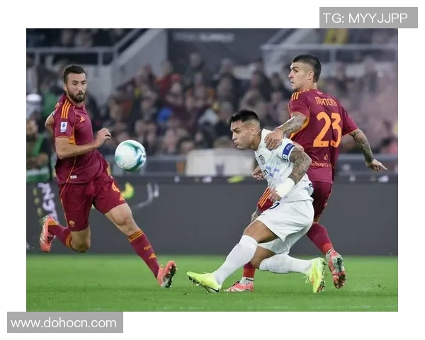 足球明星摆件米兰风采尽显精美图片展示足球魅力与艺术结合