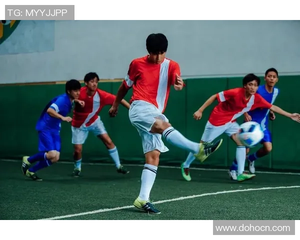 足球明星的夸张画作展现了他们在绿茵场上的传奇风采与个性魅力