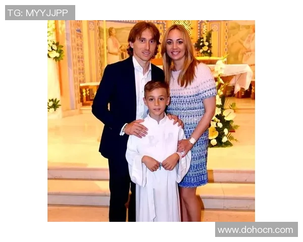 足球明星的甜蜜爱情故事:他如何用爱与温暖呵护妻子每一天 足球明星的甜蜜爱情故事:他如何用爱与温暖呵护妻子每一天